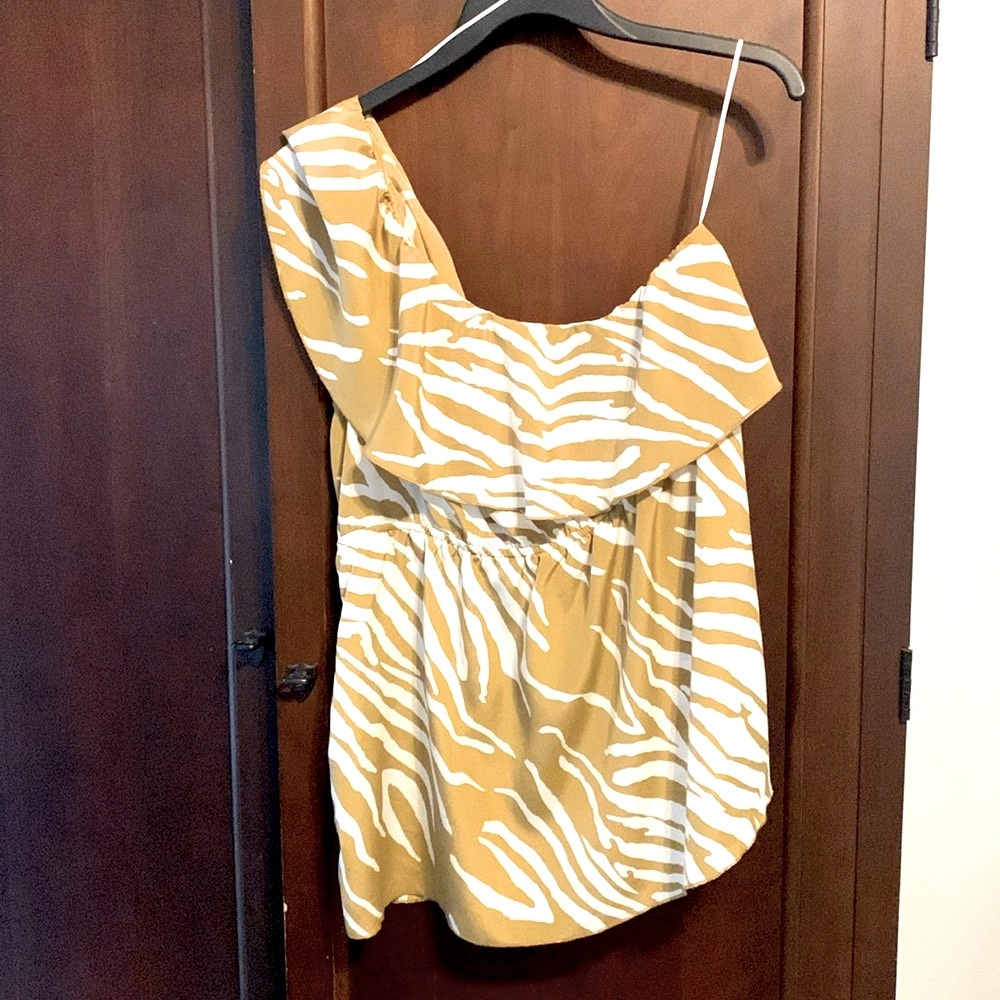 One shoulder top